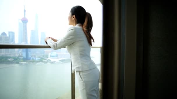 Mujer de negocios en balcón viendo paisaje urbano — Vídeos de Stock