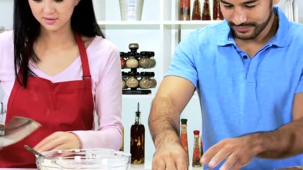 Pareja haciendo galletas caseras — Vídeo de stock