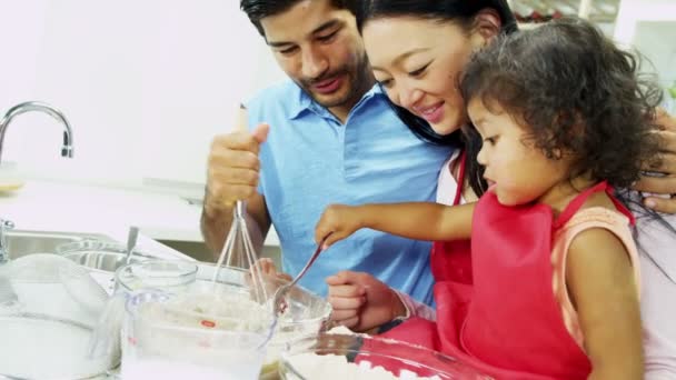 Casal com a filha preparando ingredientes — Vídeo de Stock