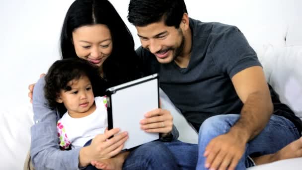 Menina jogando no tablet com os pais — Vídeo de Stock