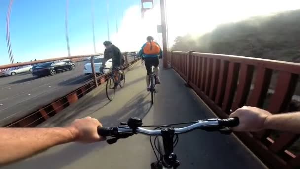 Coppia cavalcando sul Golden Gate Bridge — Video Stock