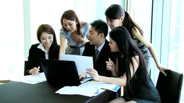 Equipo de negocios asiático en la sala de juntas — Vídeo de stock