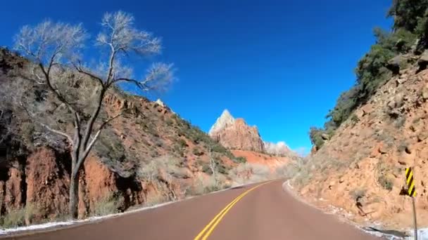 Viagem de estrada através da paisagem do deserto — Vídeo de Stock