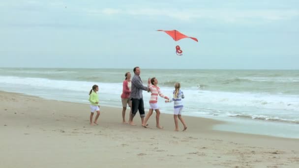 Familia con cometa en la playa — Vídeo de stock