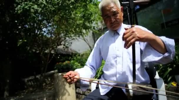 Китайський музикант грають ерху скрипки — стокове відео