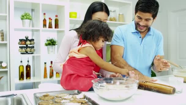 Casal com filha fazendo biscoitos — Vídeo de Stock