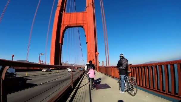 Rider bladeren op Golden Gate Bridge — Stockvideo