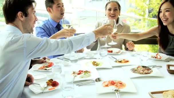 Inversores financieros en restaurante — Vídeo de stock