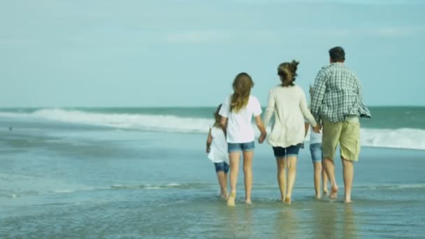 Szülők, séta a strand lánya — Stock videók