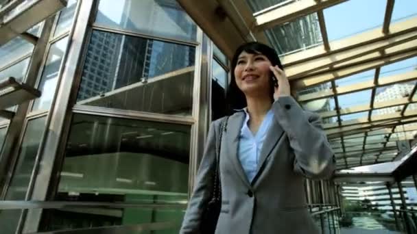 Businesswoman talking on mobile phone — Stock Video