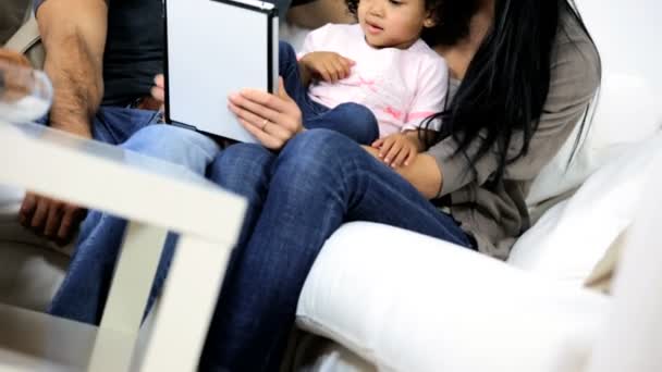 Ouders met dochter met behulp van Tablet PC — Stockvideo