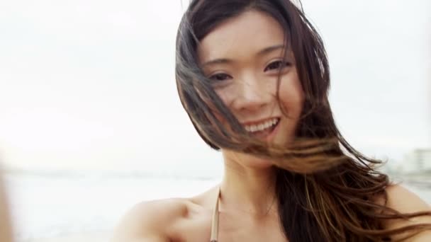 Asiatische Frau genießen Strand Urlaub — Stockvideo