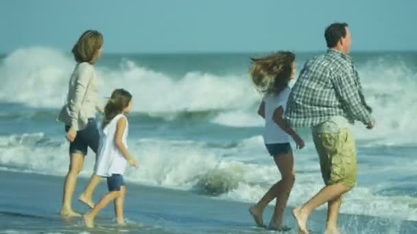 Eltern mit Töchtern spielen am Strand — Stockvideo