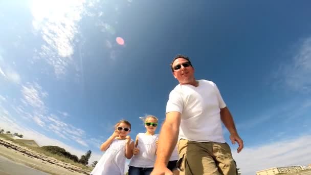 Family on beach filming self portrait — Stock Video