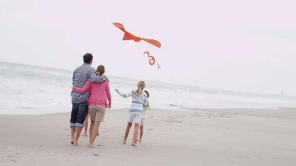 Familia con cometa voladora en la playa — Vídeos de Stock