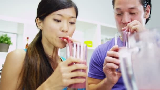 Paar genieten van heerlijke biologische fruit smoothie — Stockvideo