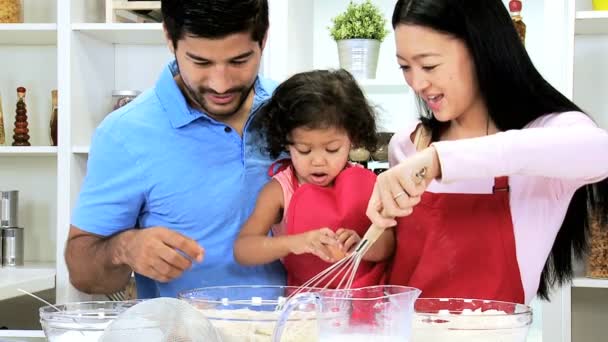 Menina na cozinha com os pais — Vídeo de Stock