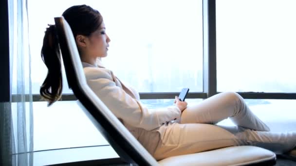 在酒店使用智能手机的女商人 — 图库视频影像
