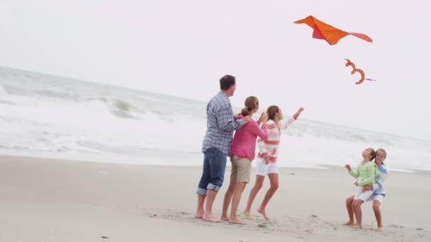 Familia con cometa voladora en la playa — Vídeos de Stock