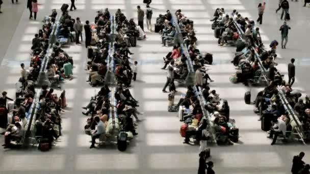 Passeggeri in attesa di treni in stazione — Video Stock