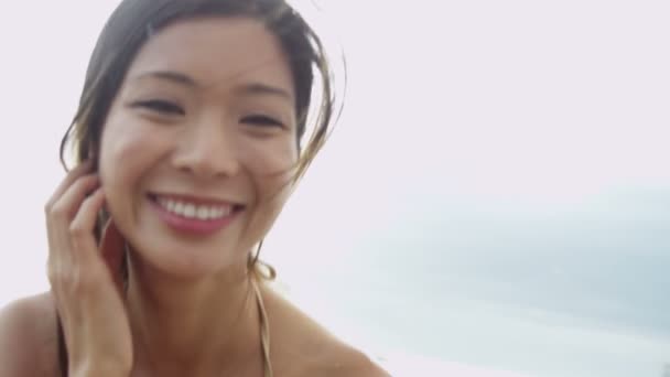 Frau trägt Bikini am Strand — Stockvideo