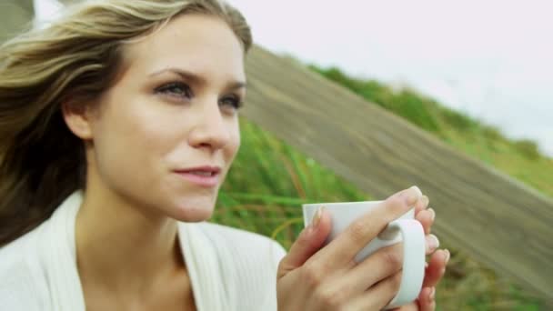 Chica en la playa bebiendo café — Vídeos de Stock