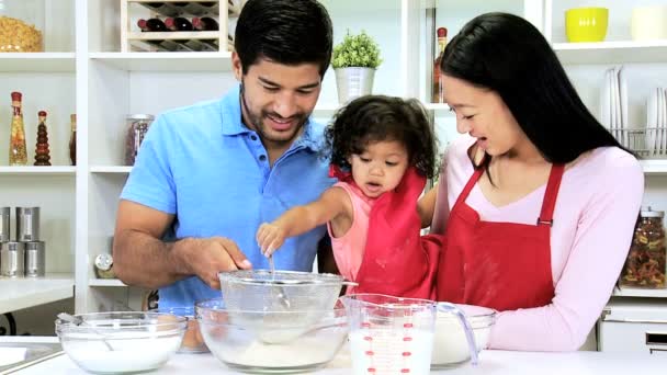 Couple avec bébé fille à la cuisine — Video