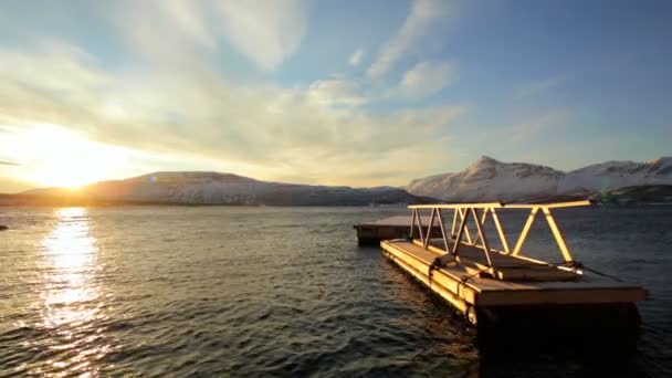 Malerische gefrorene Landschaft mit Sonnenuntergang — Stockvideo