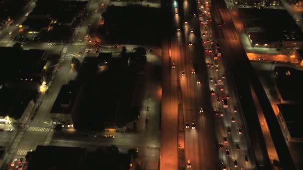 Edificios urbanos y tráfico por carretera suburbano — Vídeo de stock