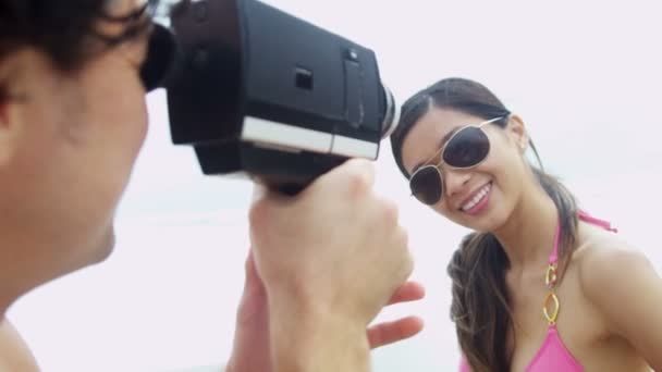 Couple sur la plage avec caméra vidéo — Video