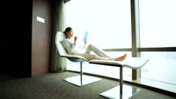 Zakenvrouw in hotel met Tablet PC — Stockvideo