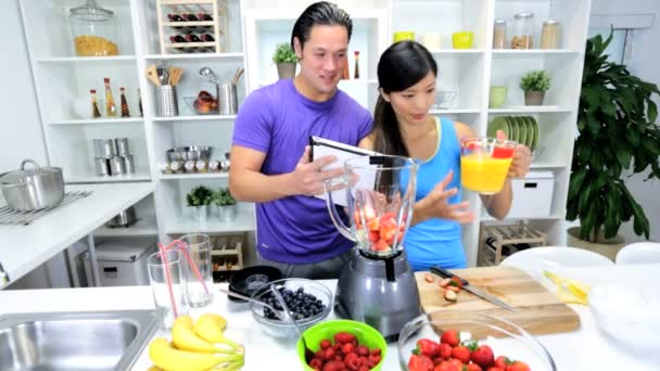 Пара приготовления органических фруктовых коктейлей — стоковое видео