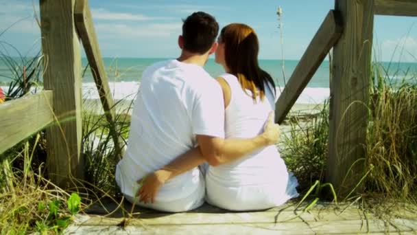 Paar tijd samen doorbrengen op het strand — Stockvideo