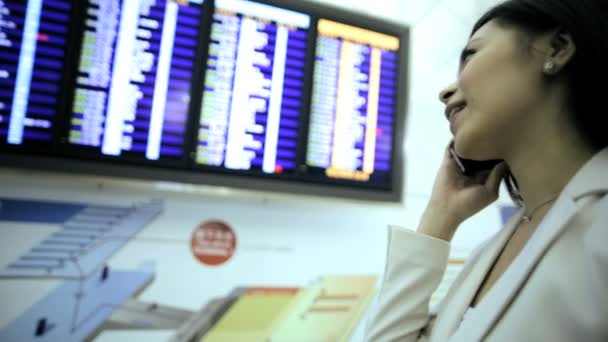 Asian businesswoman in modern airport — Stock Video