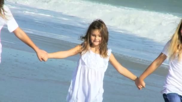 Jovens garotas caucasianas de mãos dadas andando na praia — Vídeo de Stock