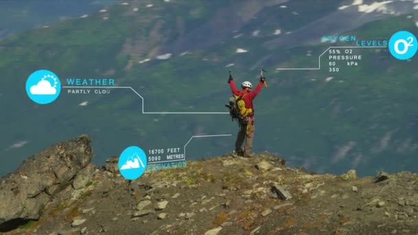 Κορυφή ορειβάτης σε βραχώδη κορυφογραμμή — Αρχείο Βίντεο