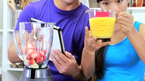 Casal fazendo bebida de frutas orgânicas — Vídeo de Stock