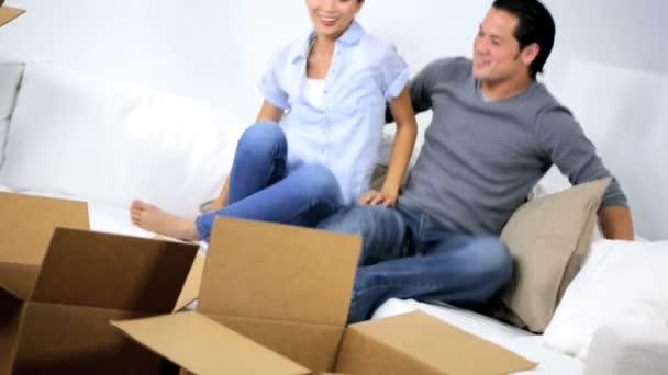 Couple prenant une pause de déballage Cartons — Video