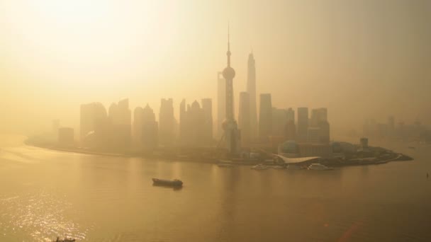 Paisaje urbano con neblina matutina — Vídeo de stock