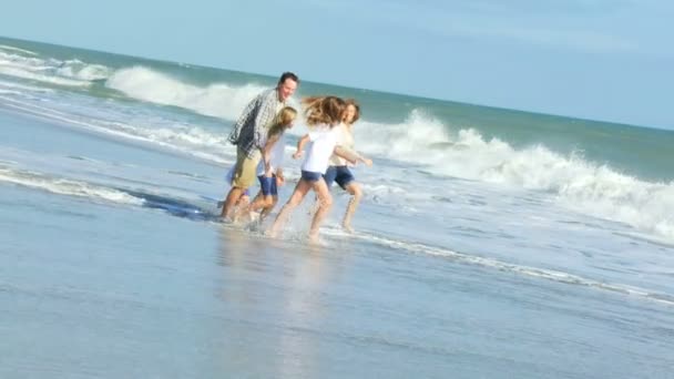 Parents avec filles sur la plage — Video