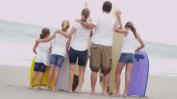 Rodina s bodyboardy sledovat vlny — Stock video