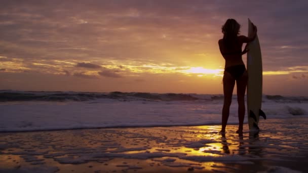 Mulher na praia ao pôr do sol — Vídeo de Stock