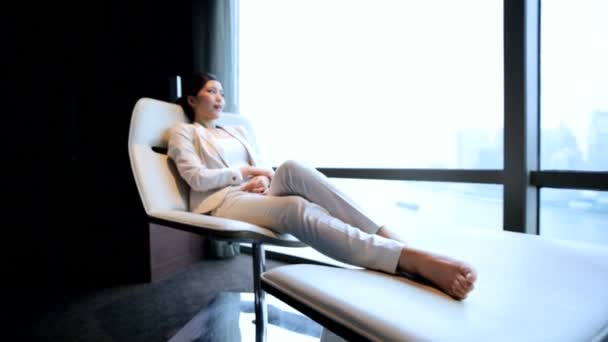 Geschäftsfrau entspannt sich im modernen Stuhl — Stockvideo