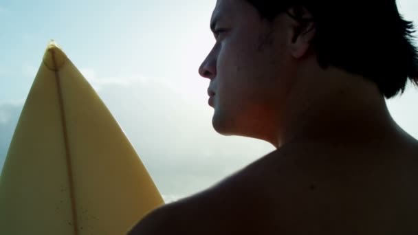 Man bedrijf surfplank op strand — Stockvideo