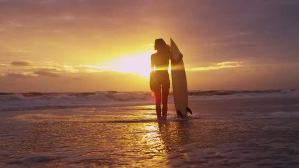 Mujer en la playa al atardecer — Vídeos de Stock