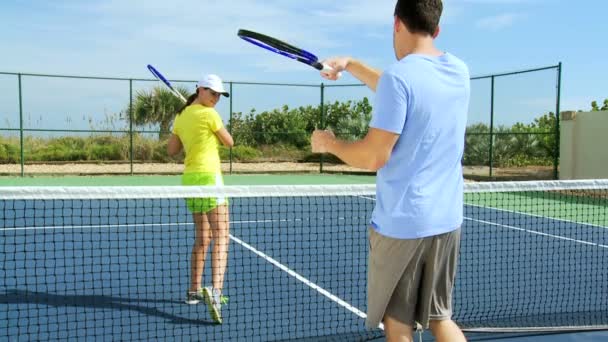 Socios de tenis practicando swing de raqueta — Vídeo de stock