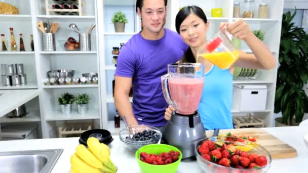Casal fazendo suco de frutas frescas — Vídeo de Stock