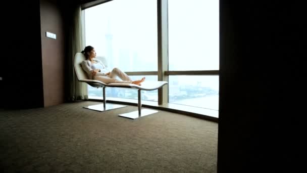 在现代的椅子上休息的女商人 — 图库视频影像