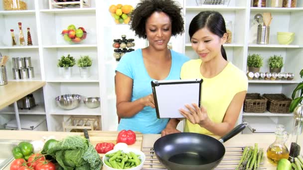 Novias celebración de la tableta inalámbrica receta de lectura — Vídeos de Stock