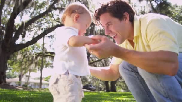 Père caucasien profiter du temps avec tout-petit fils — Video